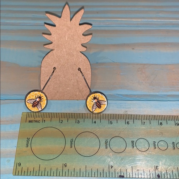 NEW Beautiful Bees Dangling Earrings - Picture 2 of 2